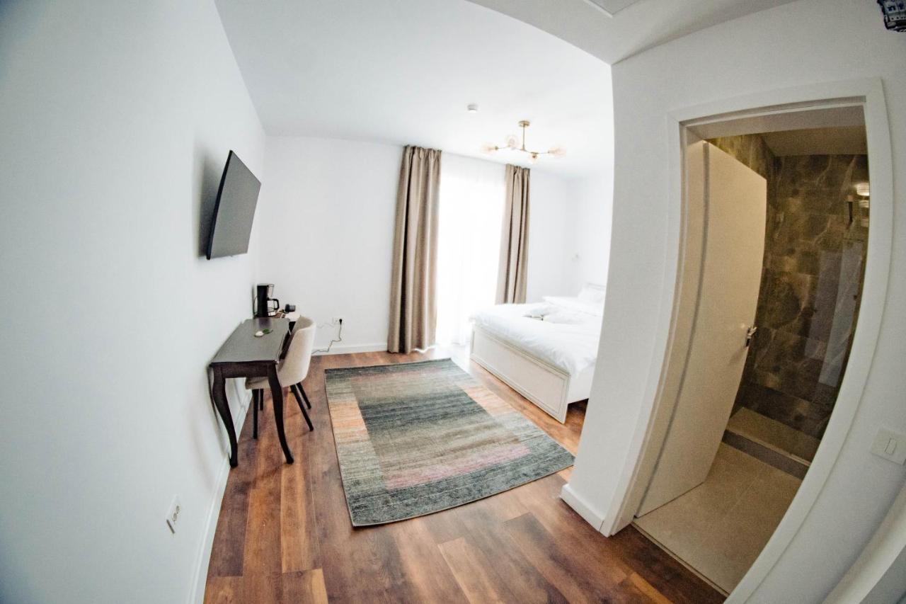 Hotel B4 Oradea Exteriör bild