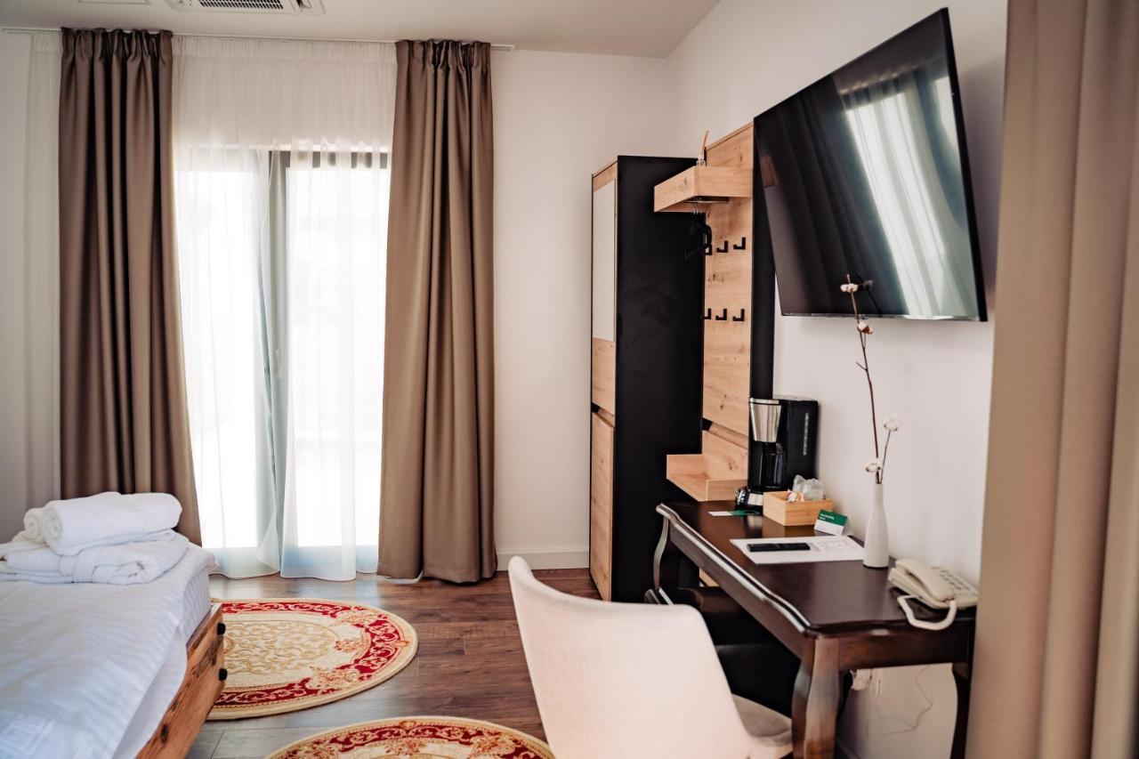 Hotel B4 Oradea Exteriör bild