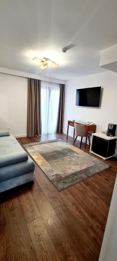 Hotel B4 Oradea Exteriör bild