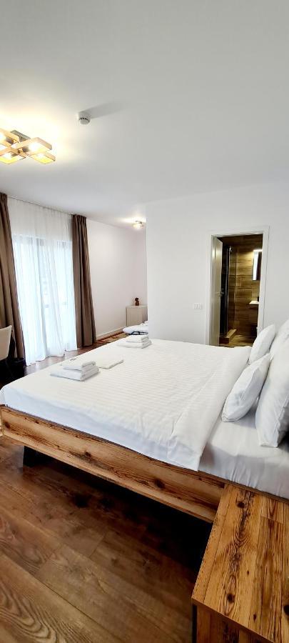 Hotel B4 Oradea Exteriör bild